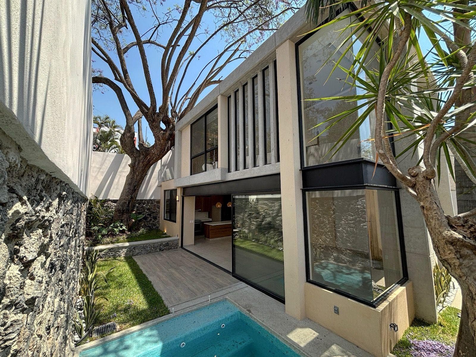 NEW HOME FOR SALE, LOCATED WITHIN A GATED COMMUNITY OF JUST 5 PROPERTIES, WITH A POOL AND A DOUBLE-HEIGHT LIVING ROOM