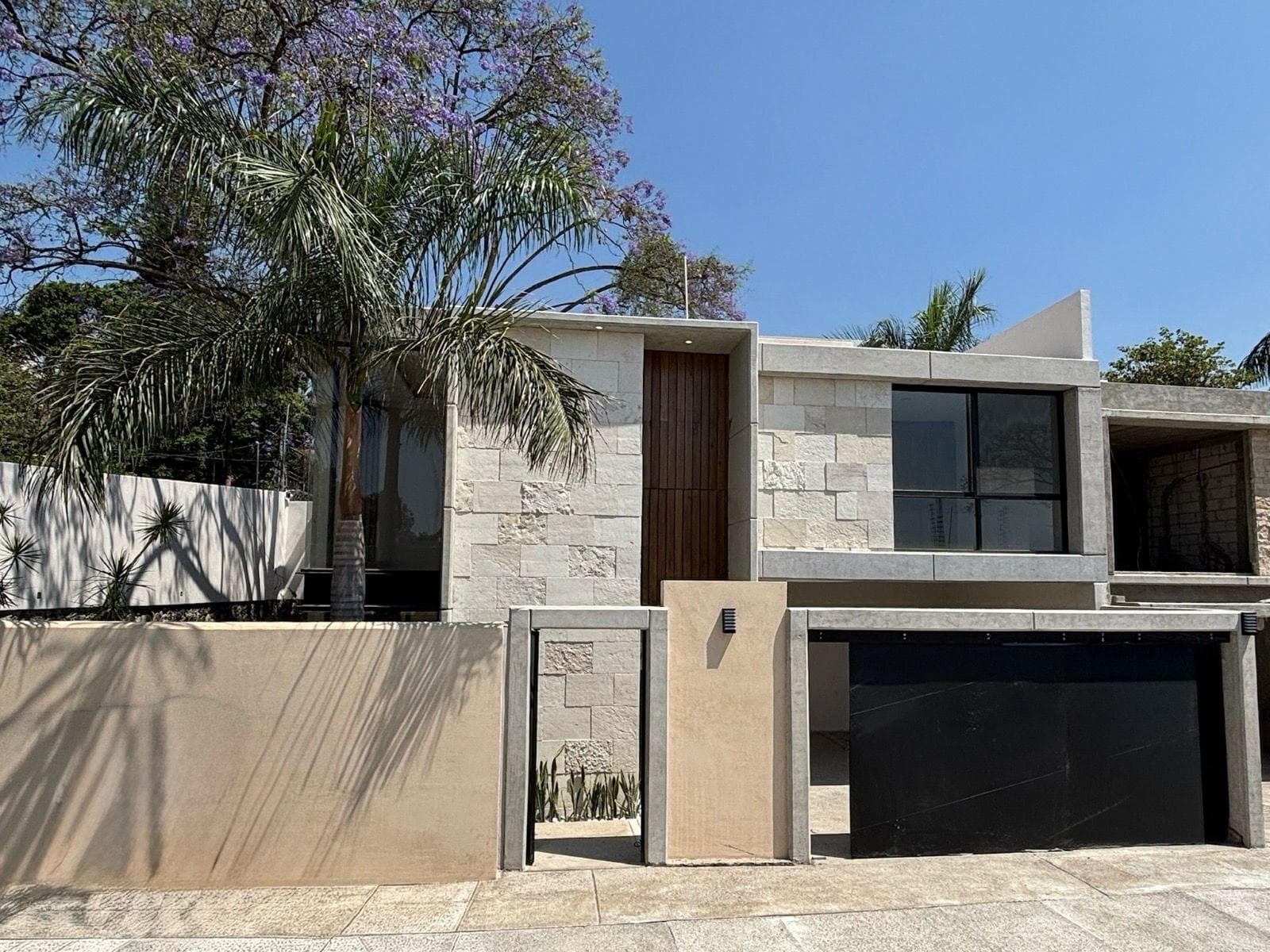 NEW HOME FOR SALE, LOCATED WITHIN A GATED COMMUNITY OF JUST 5 PROPERTIES, WITH A POOL AND A DOUBLE-HEIGHT LIVING ROOM