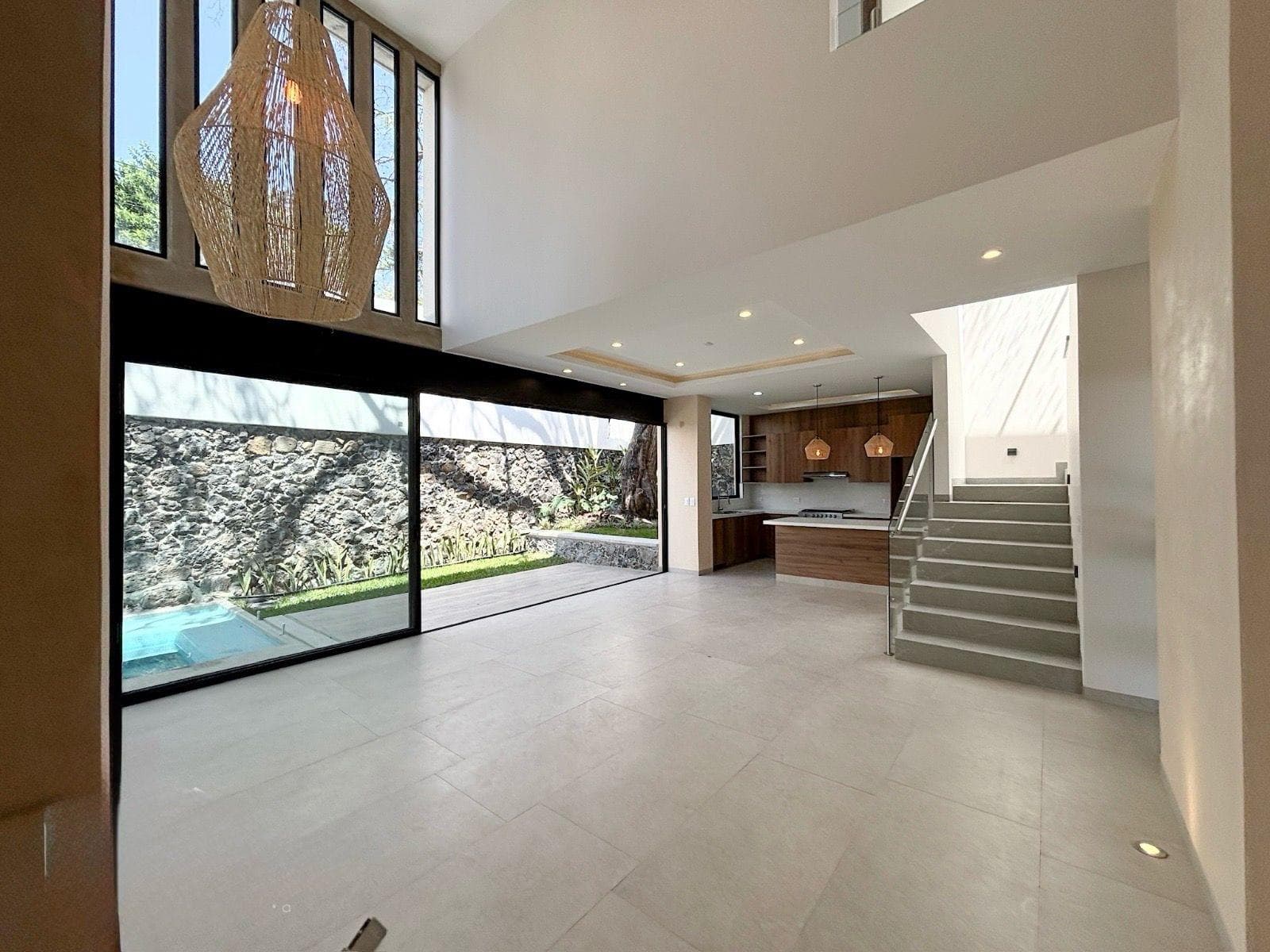 NEW HOME FOR SALE, LOCATED WITHIN A GATED COMMUNITY OF JUST 5 PROPERTIES, WITH A POOL AND A DOUBLE-HEIGHT LIVING ROOM