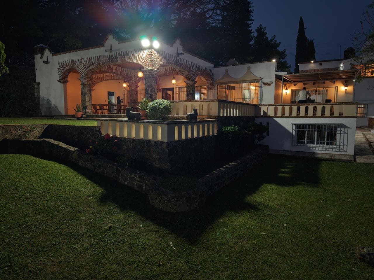 CASA EN VENTA, SOBRE AVENIDA EN PASEO DEL CONQUISTADOR, CUERNAVACA, MOR, CON JARDINES Y ALBERCA