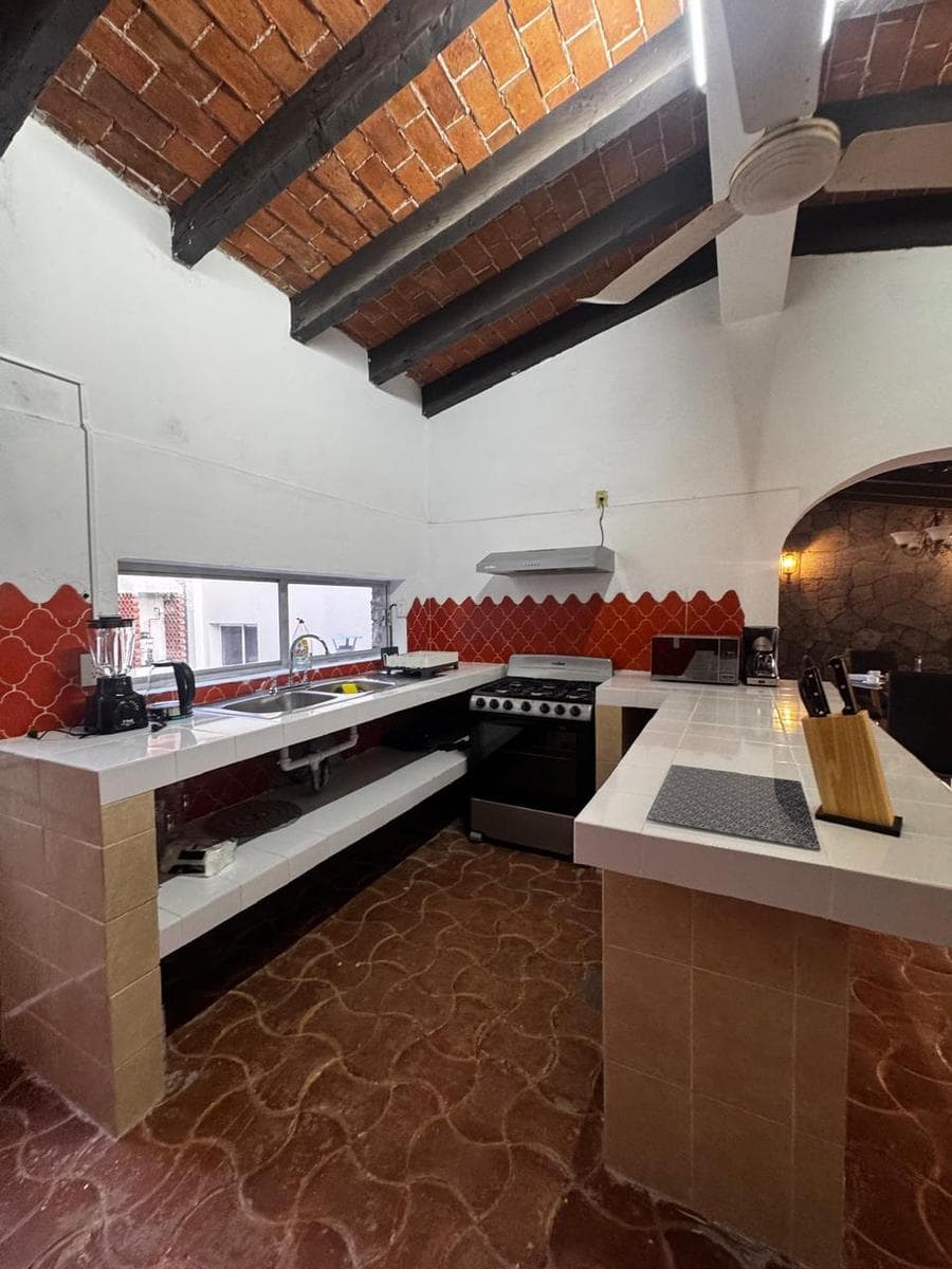 CASA EN VENTA, SOBRE AVENIDA EN PASEO DEL CONQUISTADOR, CUERNAVACA, MOR, CON JARDINES Y ALBERCA