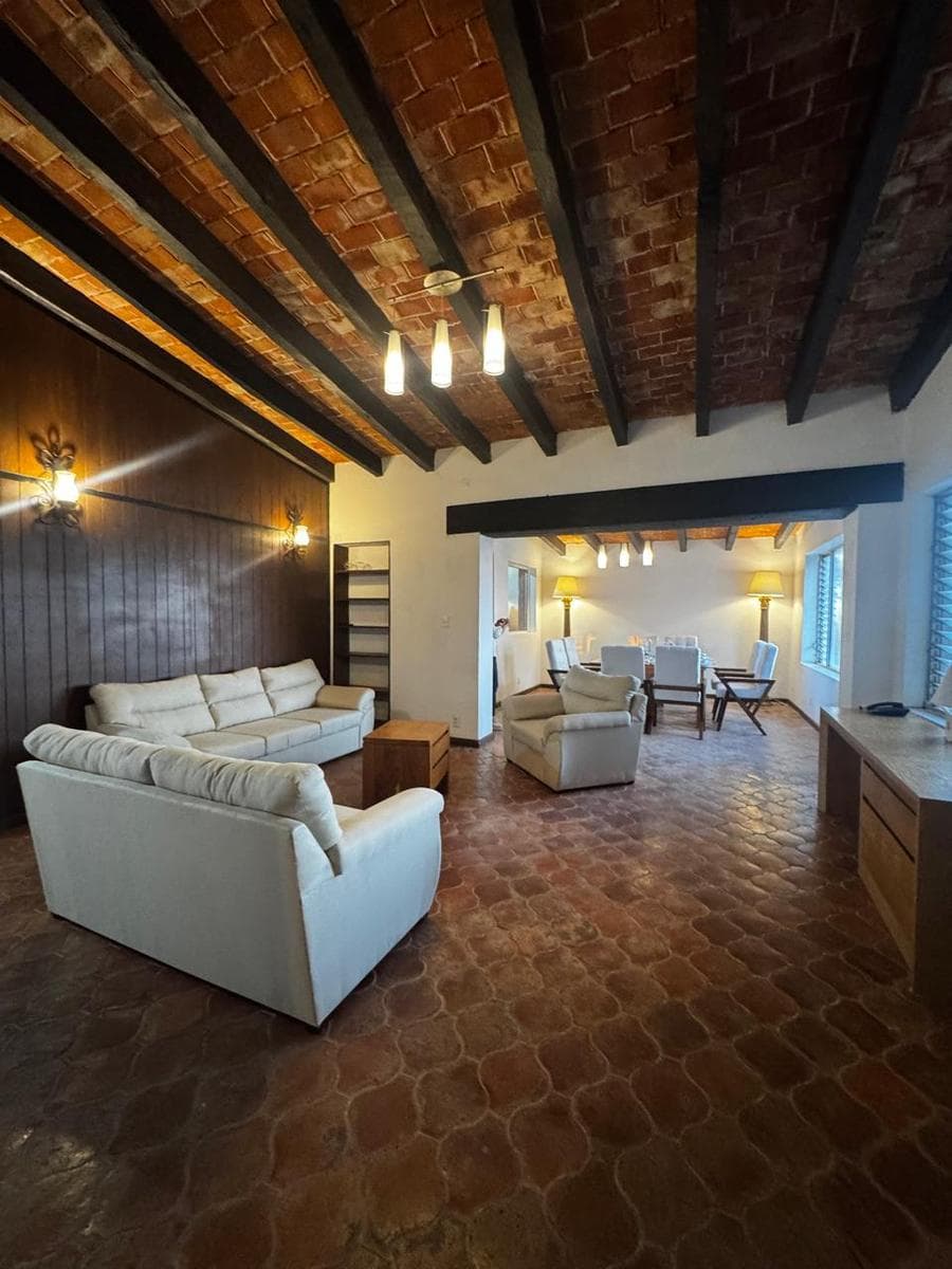 CASA EN VENTA, SOBRE AVENIDA EN PASEO DEL CONQUISTADOR, CUERNAVACA, MOR, CON JARDINES Y ALBERCA