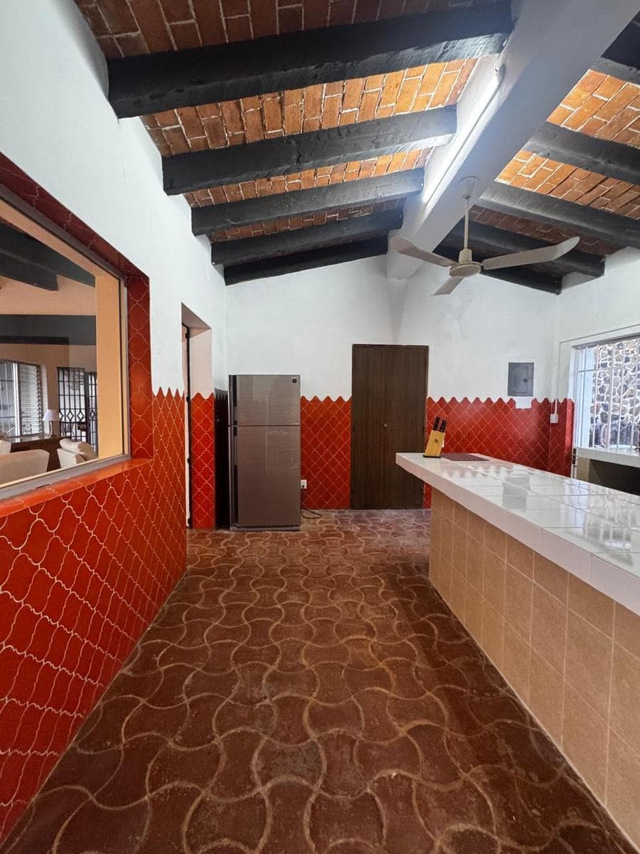 CASA EN VENTA, SOBRE AVENIDA EN PASEO DEL CONQUISTADOR, CUERNAVACA, MOR, CON JARDINES Y ALBERCA