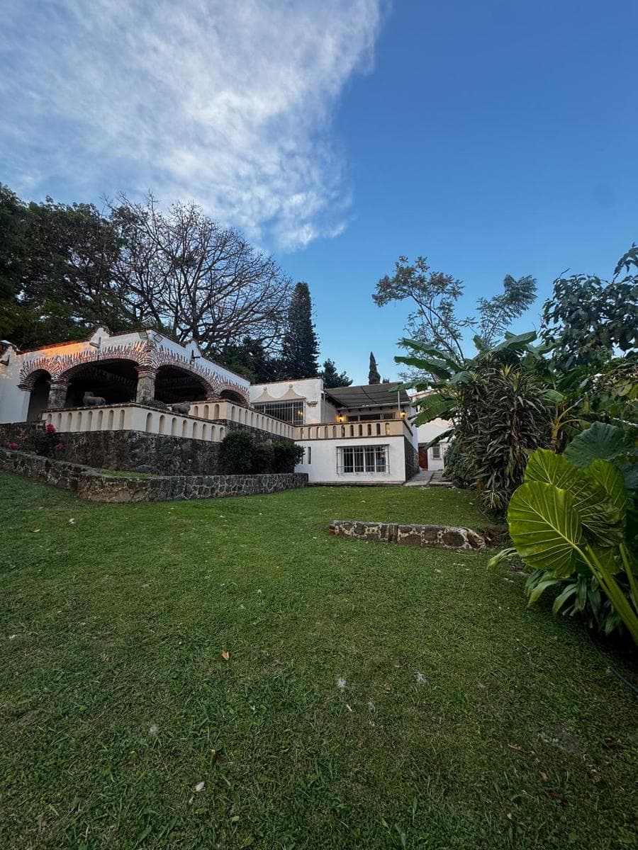 CASA EN VENTA, SOBRE AVENIDA EN PASEO DEL CONQUISTADOR, CUERNAVACA, MOR, CON JARDINES Y ALBERCA