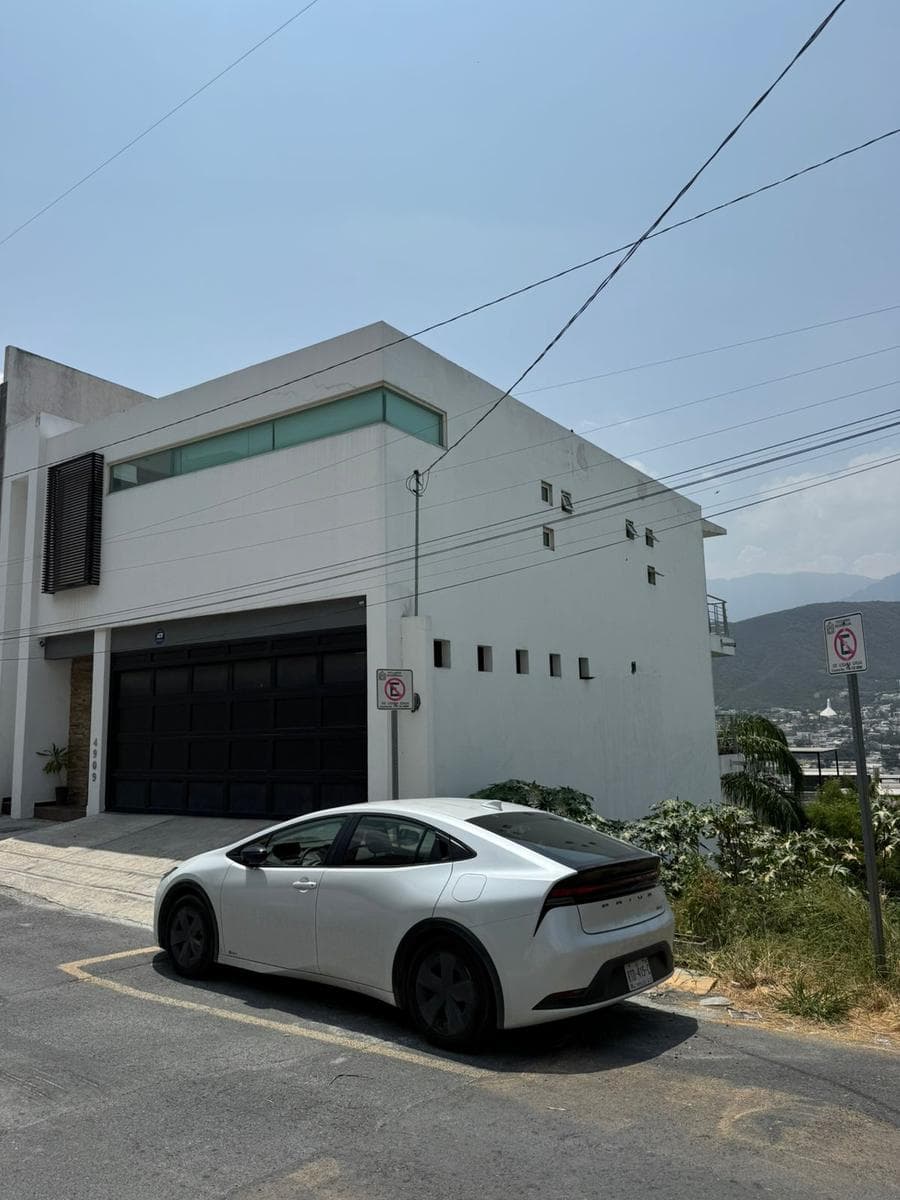 HOUSE FOR SALE IN THE PRADOS DE LA SILLA NEIGHBORHOOD, MONTERREY
