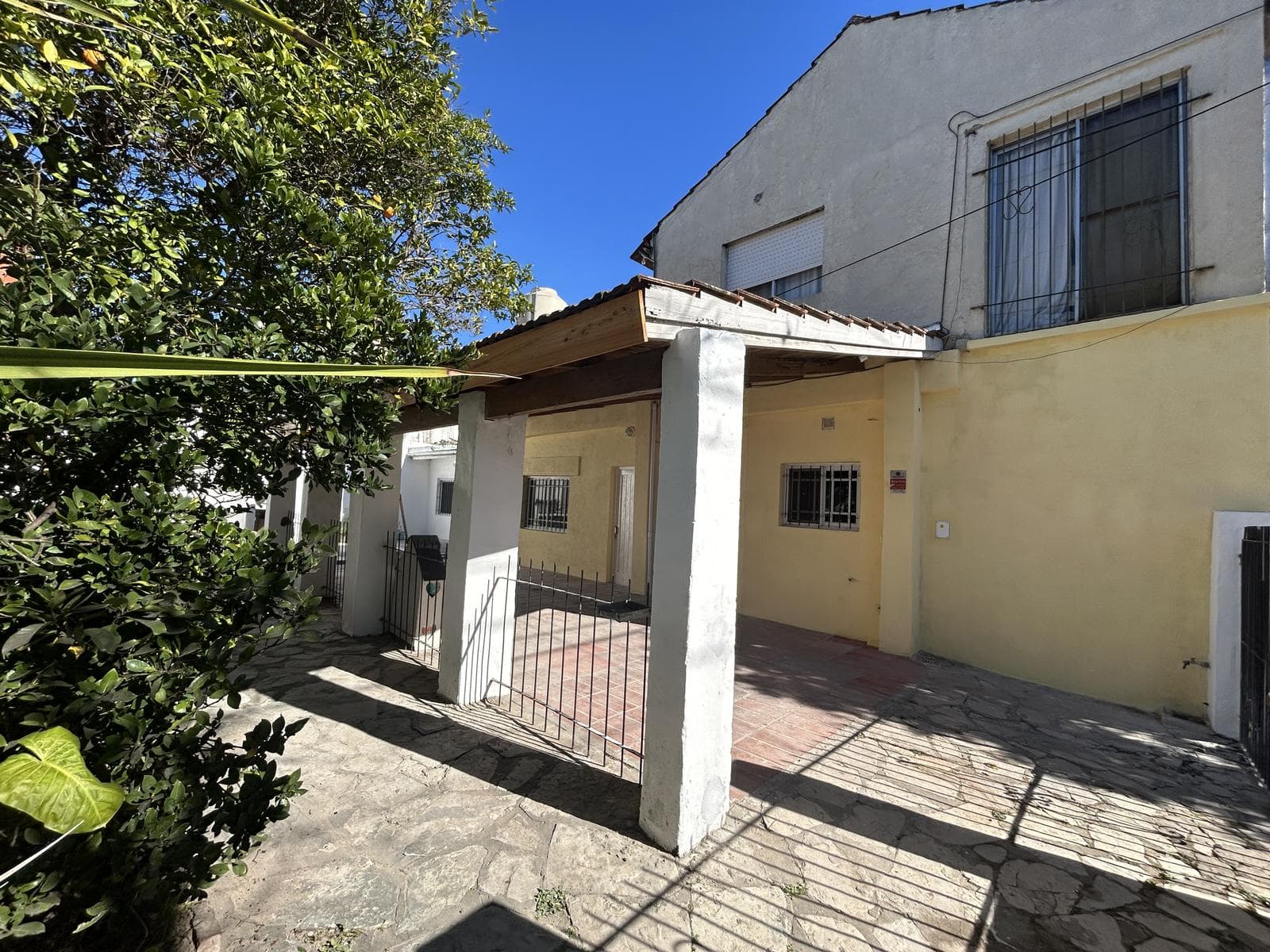 2-ROOM PH-STYLE HOUSE - NO MAINTENANCE FEES - INVESTMENT OPPORTUNITY