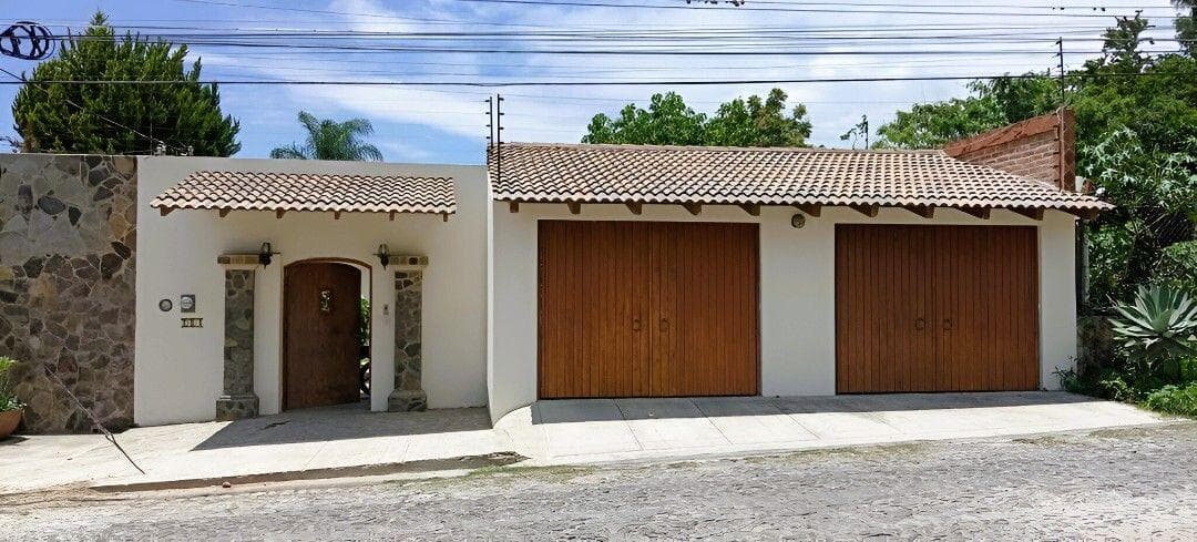 HOUSE FOR SALE IN DOWNTOWN AJIJIC, WITH A POOL, CHAPALA, JALISCO