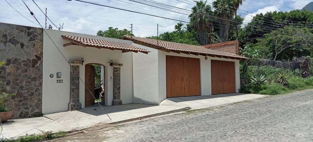 HOUSE FOR SALE IN DOWNTOWN AJIJIC, WITH A POOL, CHAPALA, JALISCO