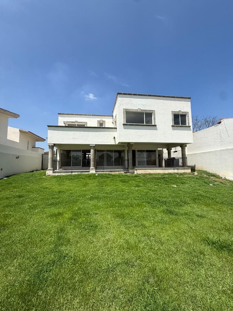 House in Balcones del Campestre on a 1,000 m2 lot: 3 bedrooms, terrace, and garden