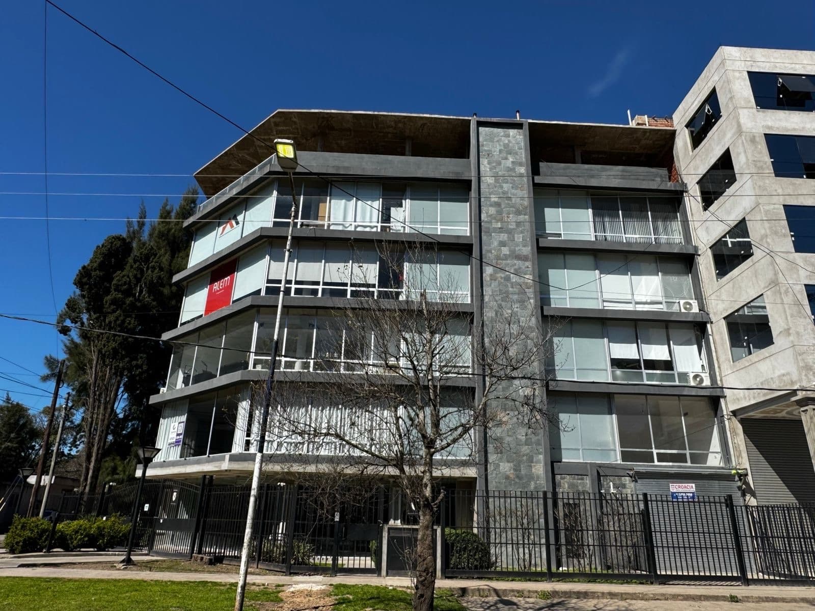 39-square-meter OFFICE FOR SALE IN DOWNTOWN CANNING