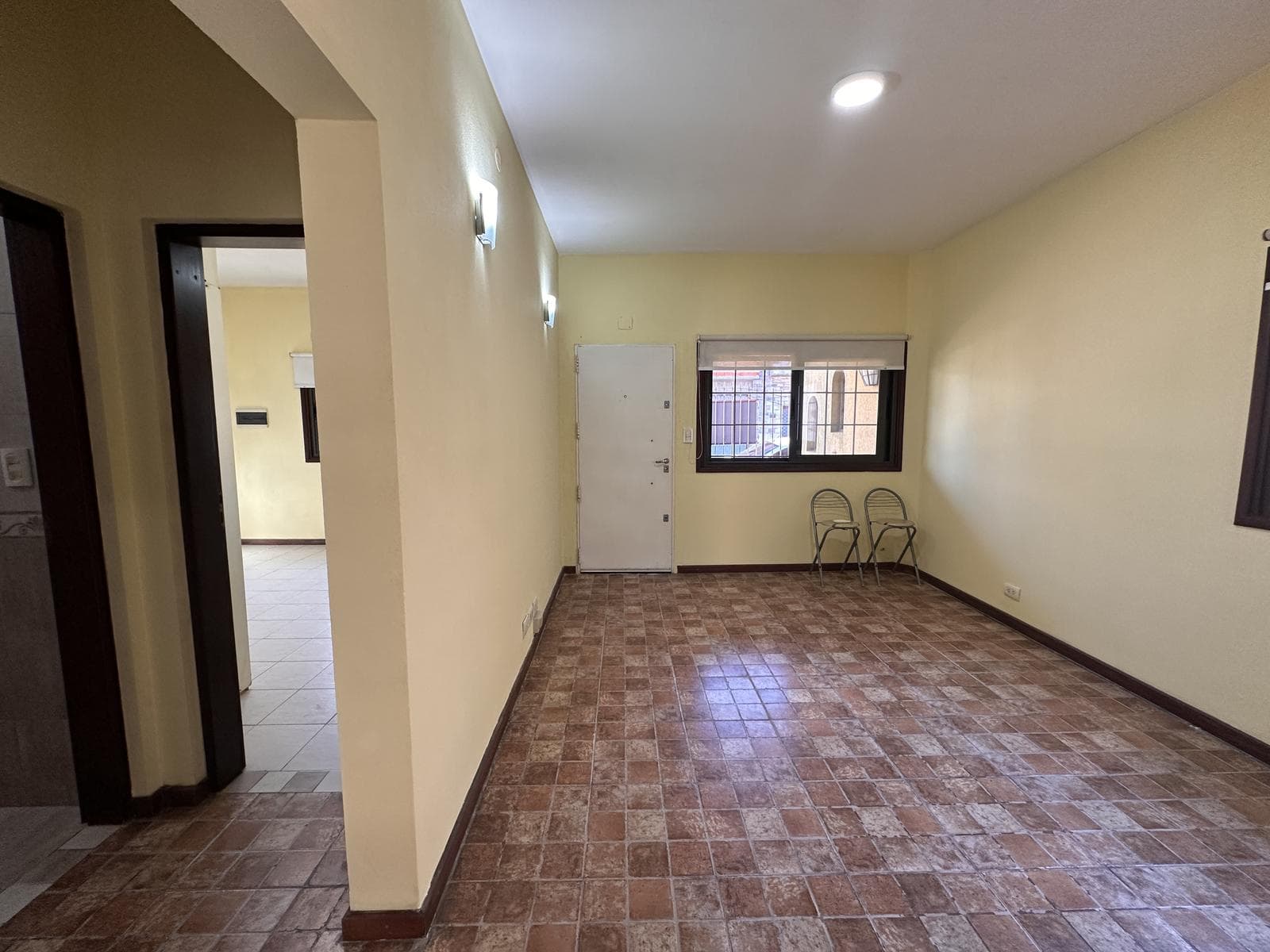 Casa 3 ambinetes con cochera y parque, Berazategui en venta