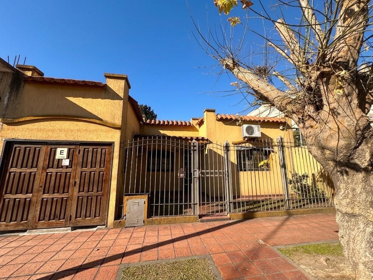 Casa 3 ambinetes con cochera y parque, Berazategui en venta