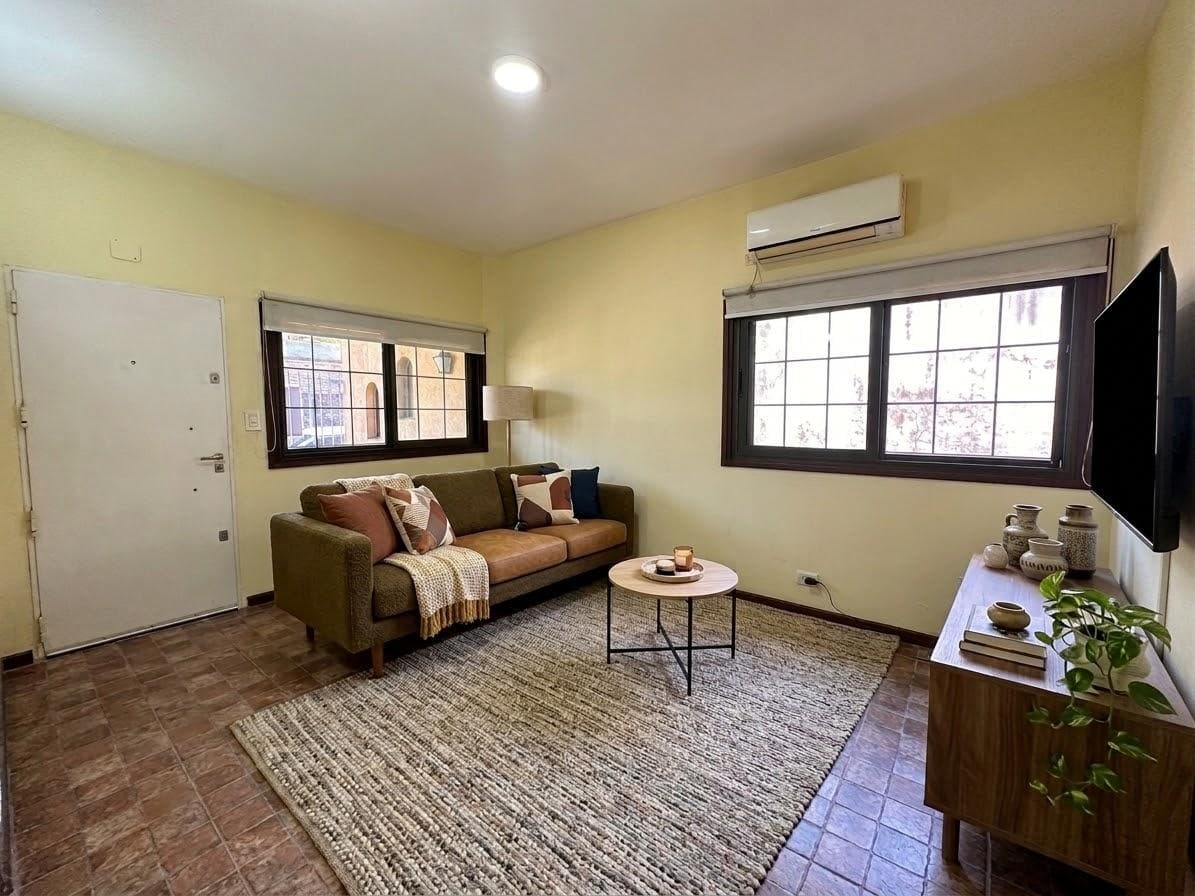 Casa 3 ambinetes con cochera y parque, Berazategui en venta
