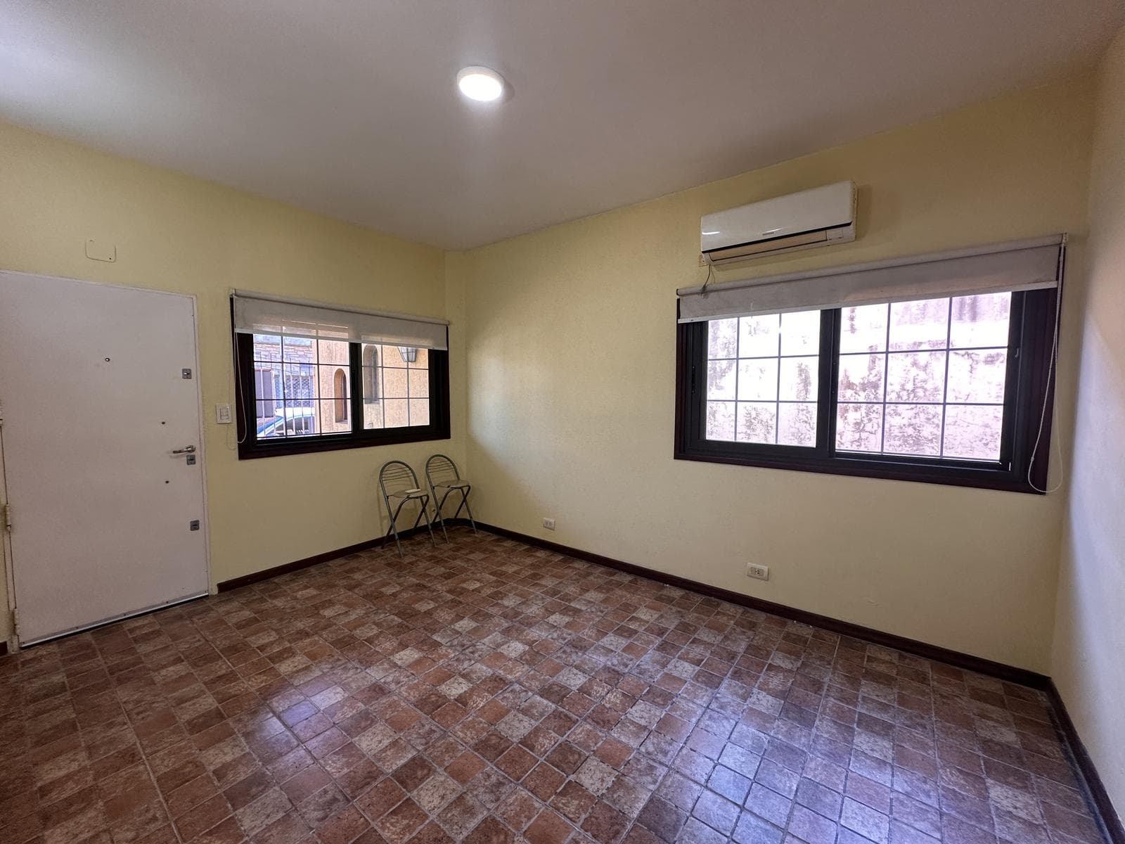 Casa 3 ambinetes con cochera y parque, Berazategui en venta