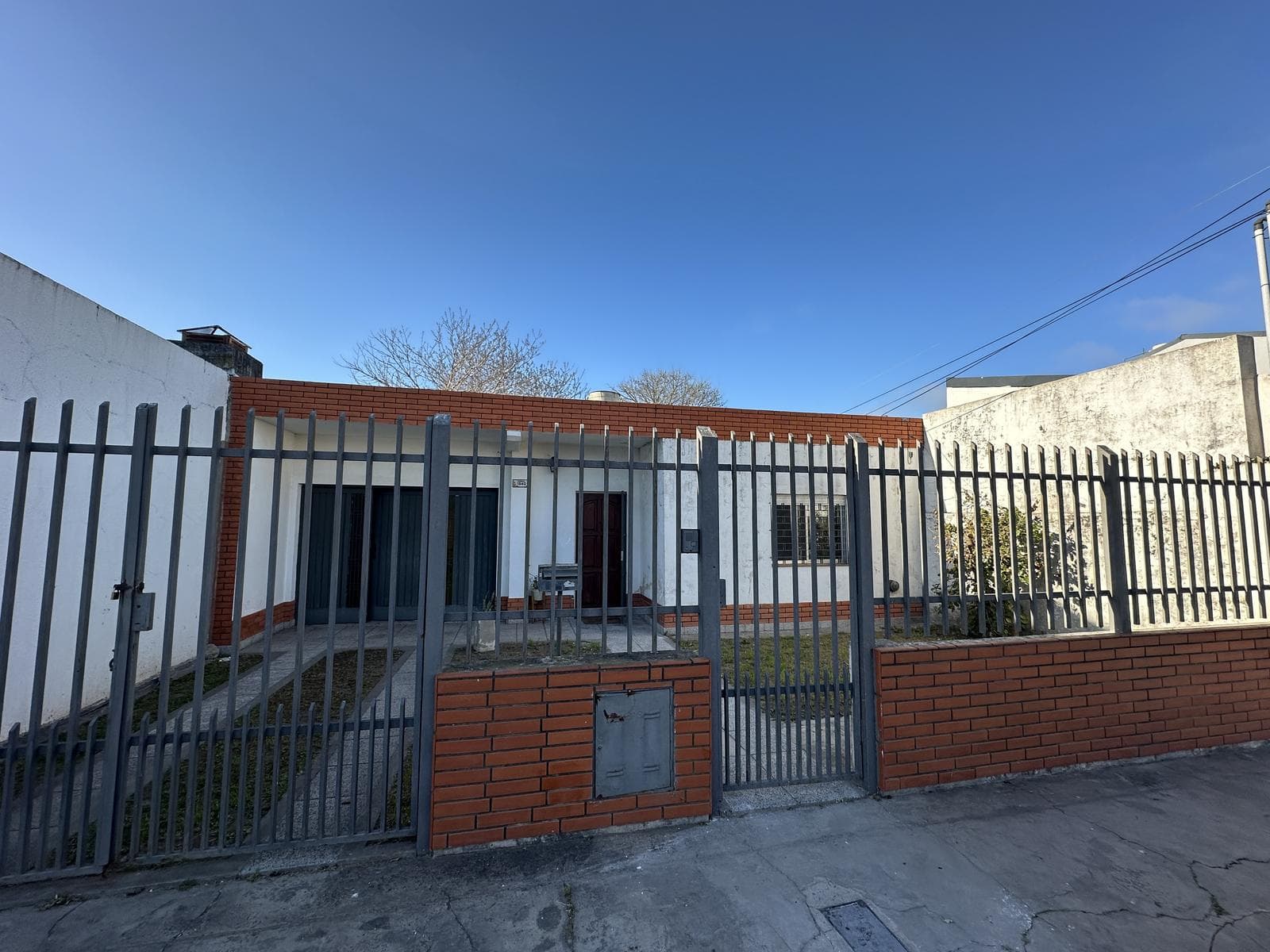 Casa en Venta de 4 ambientes. Lavadero. Con patio y cochera. Centro Zarate
