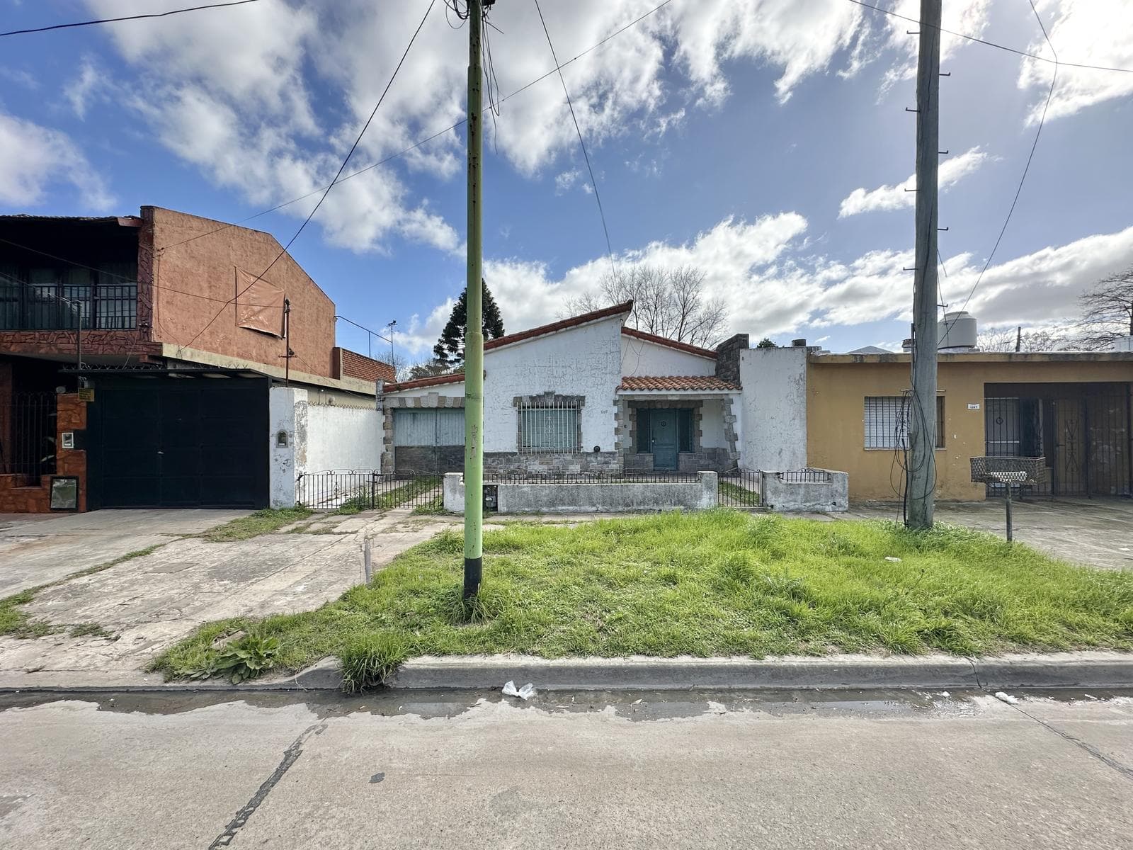 Casa en Venta de 4 ambientes. Con patio y Cochera. Centro Campana