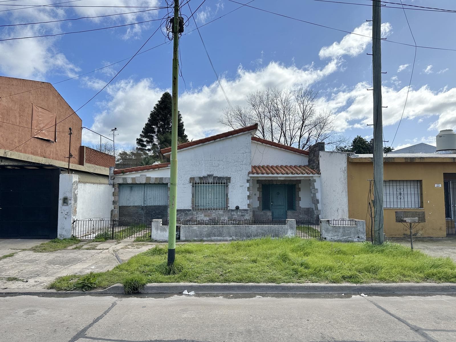 Casa en Venta de 4 ambientes. Con patio y Cochera. Centro Campana