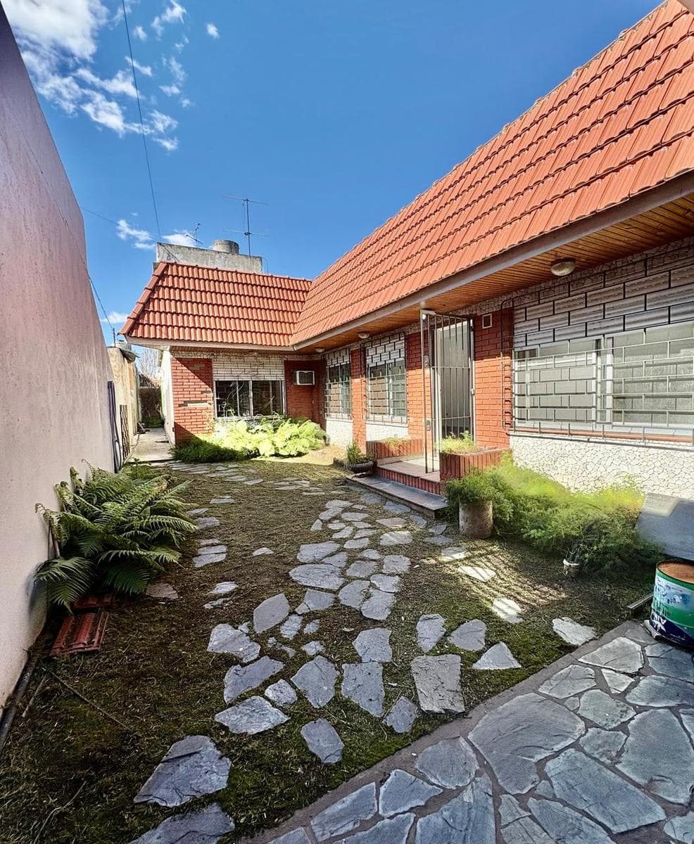Casa en venta en Remedios de Escalada, sobre Av, con Local comercial