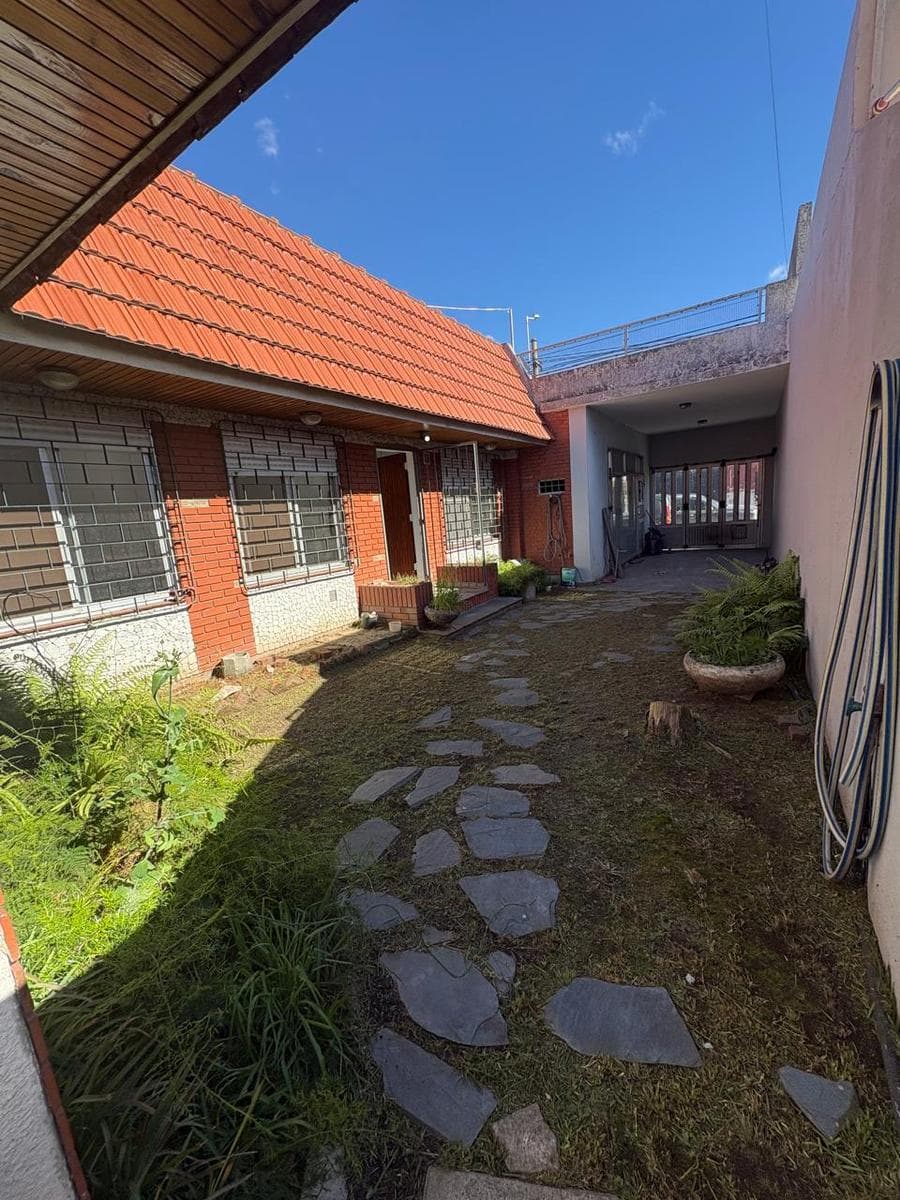Casa en venta en Remedios de Escalada, sobre Av, con Local comercial
