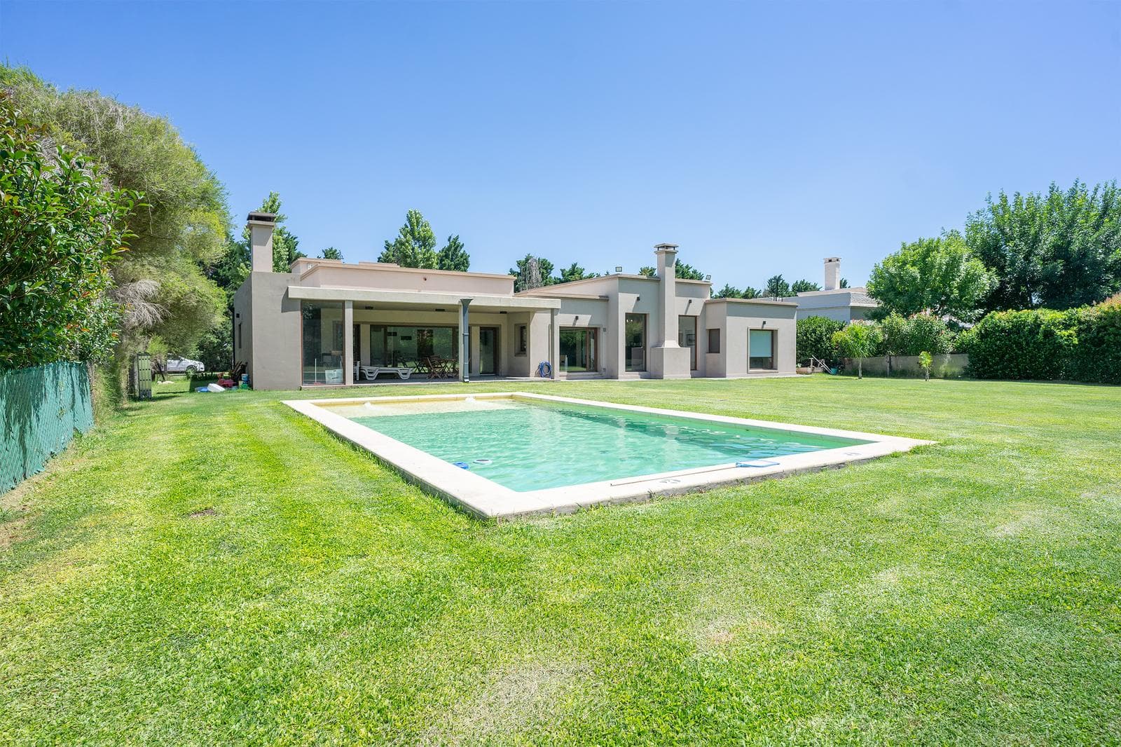 House for rent in the Los Alamos gated community in Ibarlucea