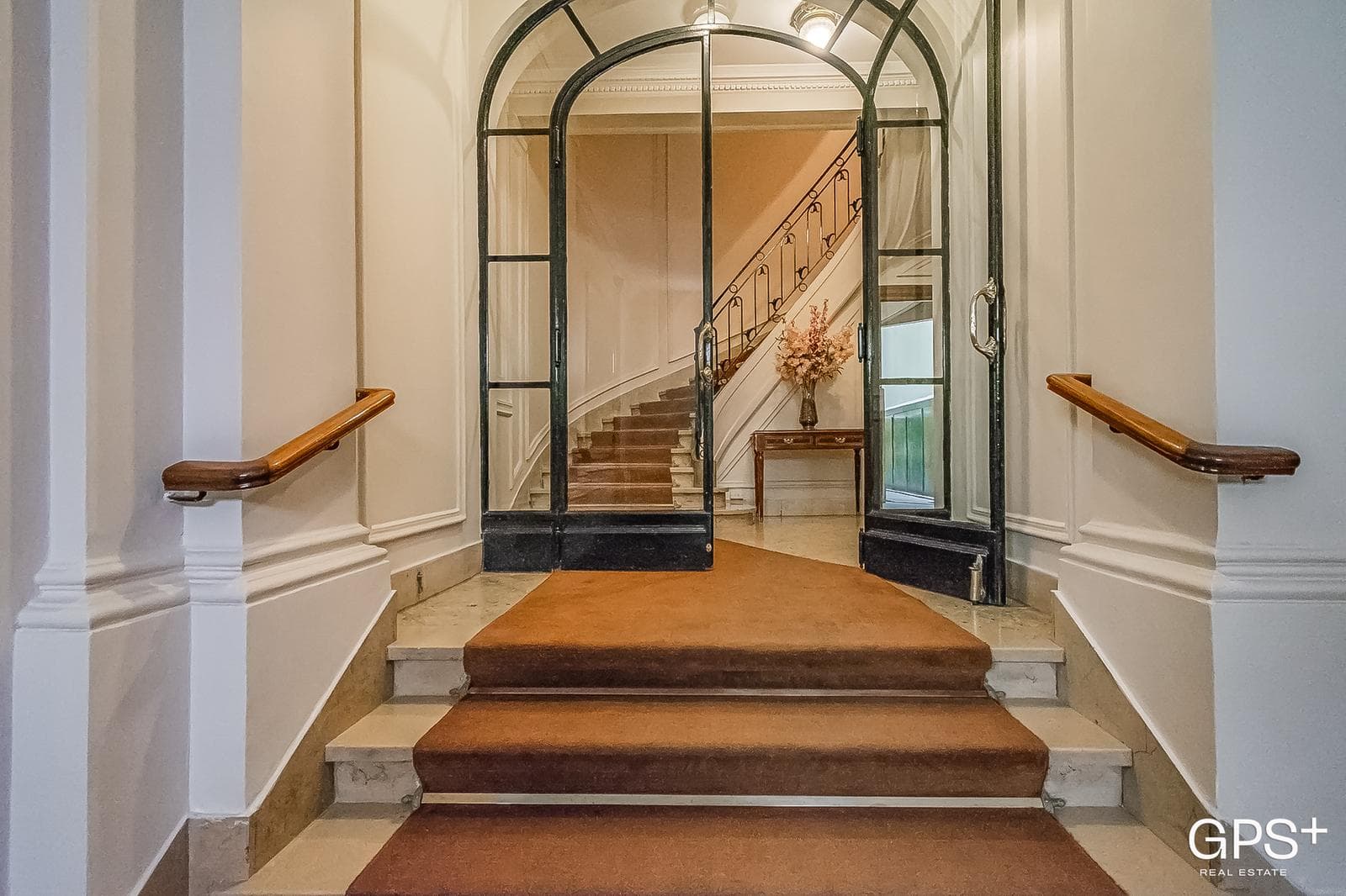 SPACIOUS, HIGH-END FRENCH APARTMENT, 410 m², BRIGHT AND SUNNY, IN AN EXCELLENT LOCATION