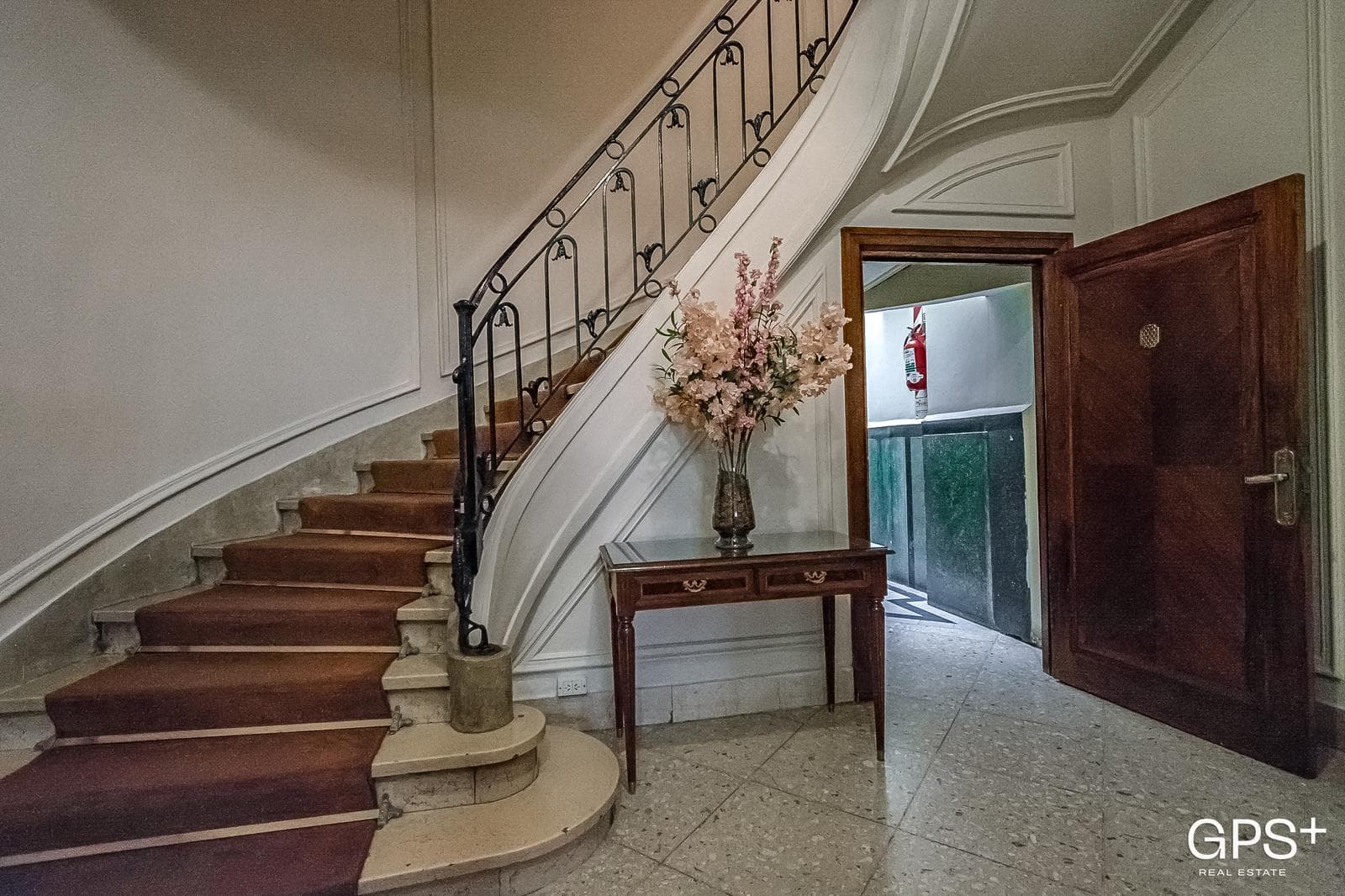 SPACIOUS, HIGH-END FRENCH APARTMENT, 410 m², BRIGHT AND SUNNY, IN AN EXCELLENT LOCATION