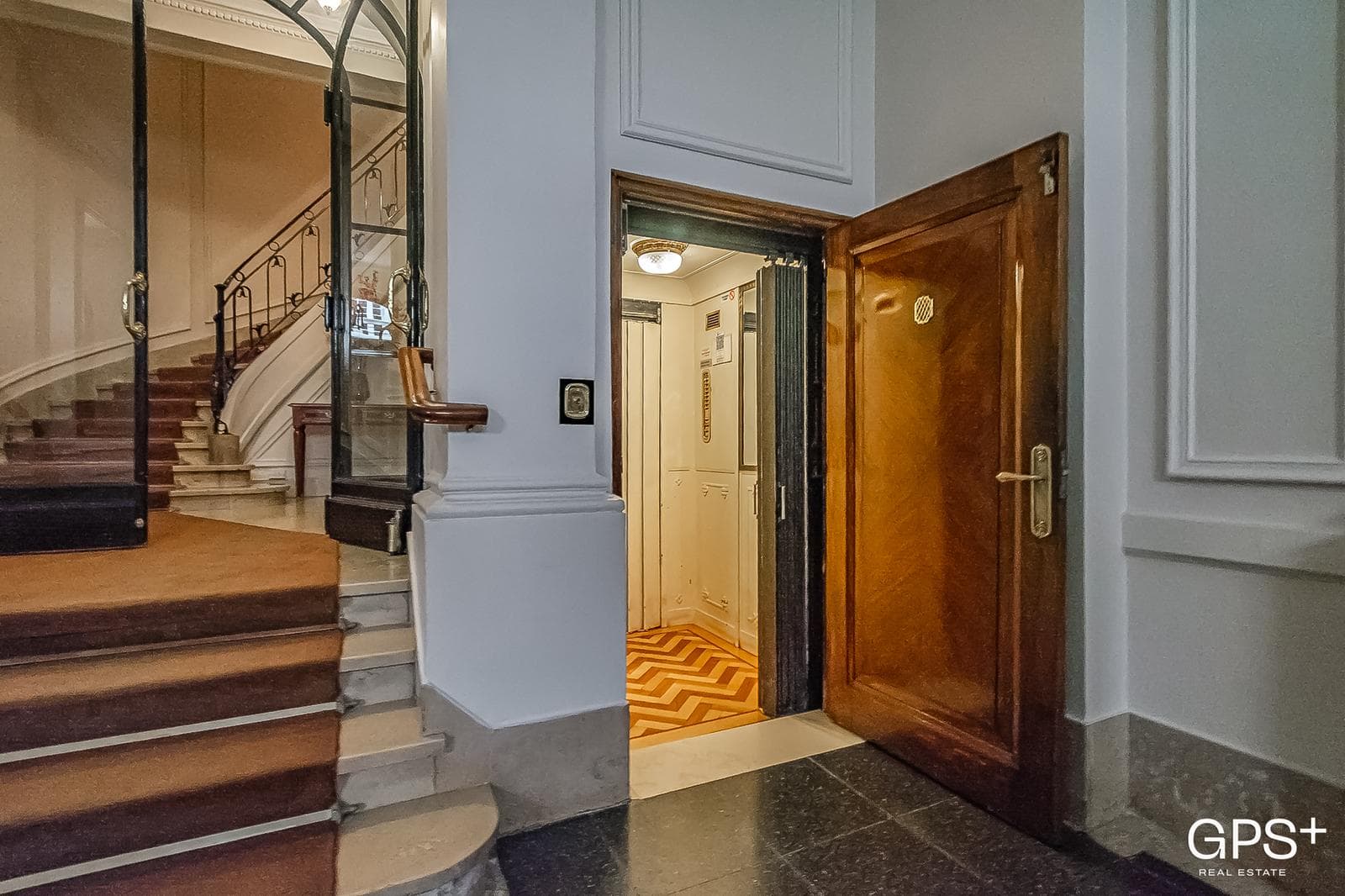 SPACIOUS, HIGH-END FRENCH APARTMENT, 410 m², BRIGHT AND SUNNY, IN AN EXCELLENT LOCATION