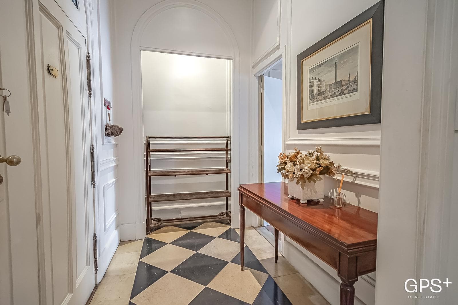 SPACIOUS, HIGH-END FRENCH APARTMENT, 410 m², BRIGHT AND SUNNY, IN AN EXCELLENT LOCATION