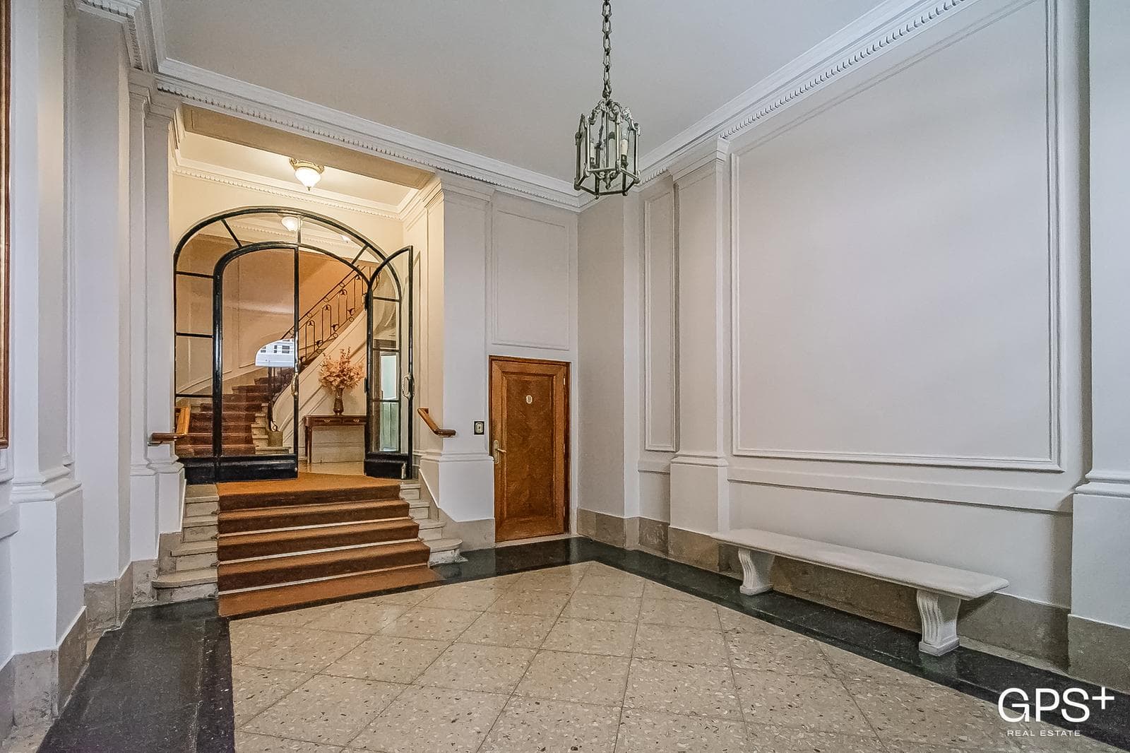 SPACIOUS, HIGH-END FRENCH APARTMENT, 410 m², BRIGHT AND SUNNY, IN AN EXCELLENT LOCATION