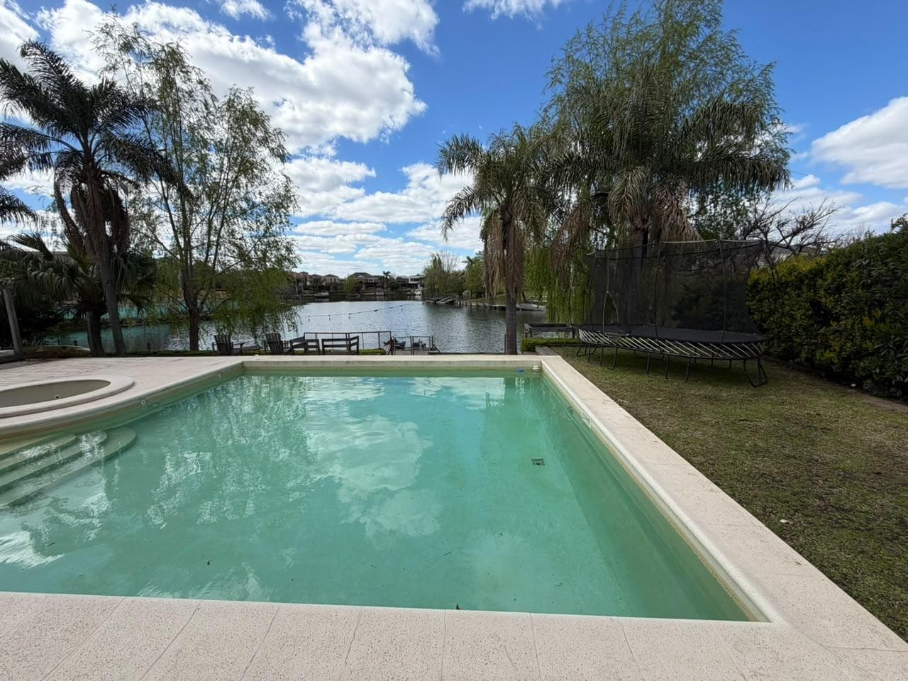 Casa en Los Castores en venta a la laguna en Nordelta