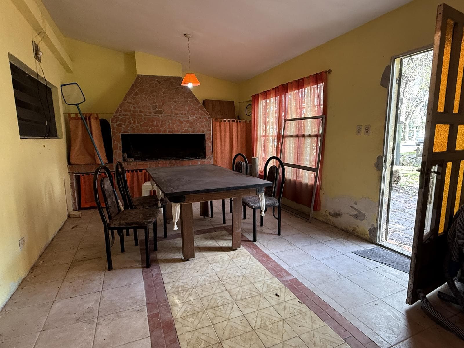 HOUSE FOR SALE IN RICARDONE WITH LAND AND A GROVE OF TREES ALONG THE HIGHWAY