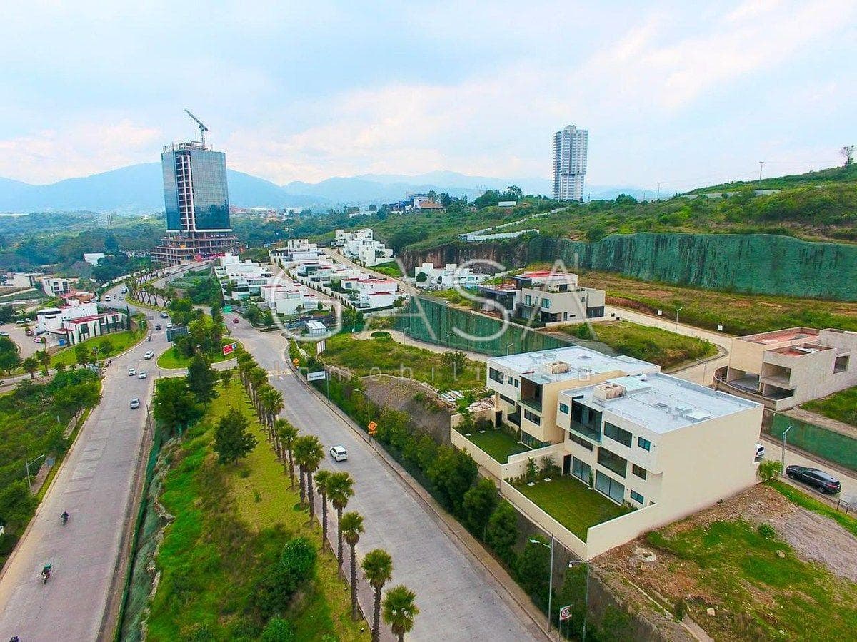 House for Sale on Bugambilias and Alcatraces Streets in Bosque Real