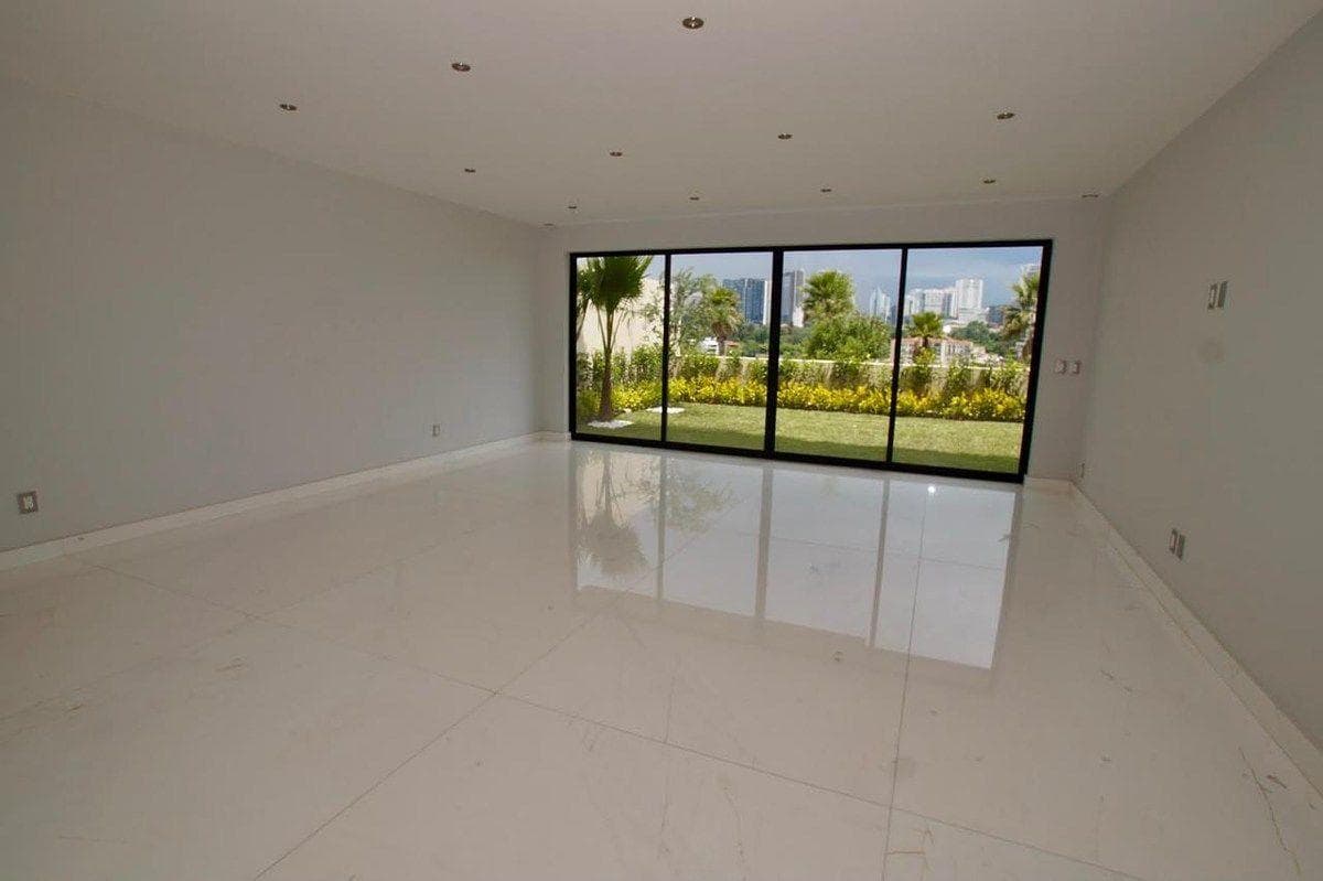 House for Sale on Bugambilias and Alcatraces Streets in Bosque Real