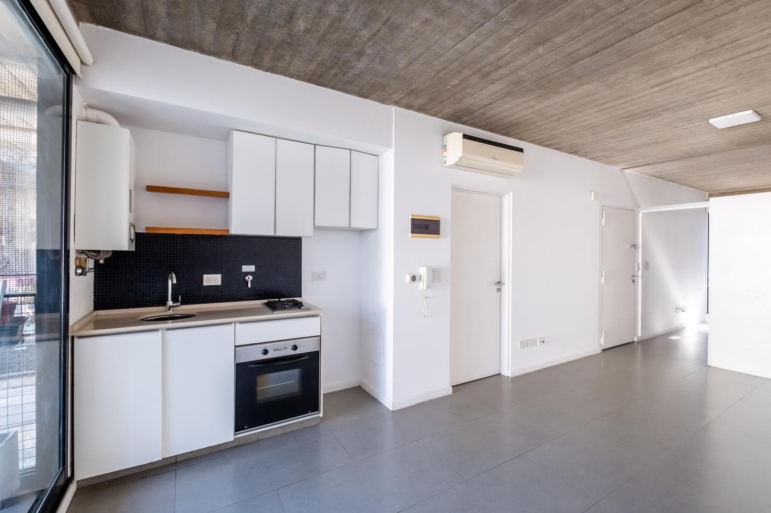 Split-level studio apartment with balcony, patio, garden, and pool in Chacarita