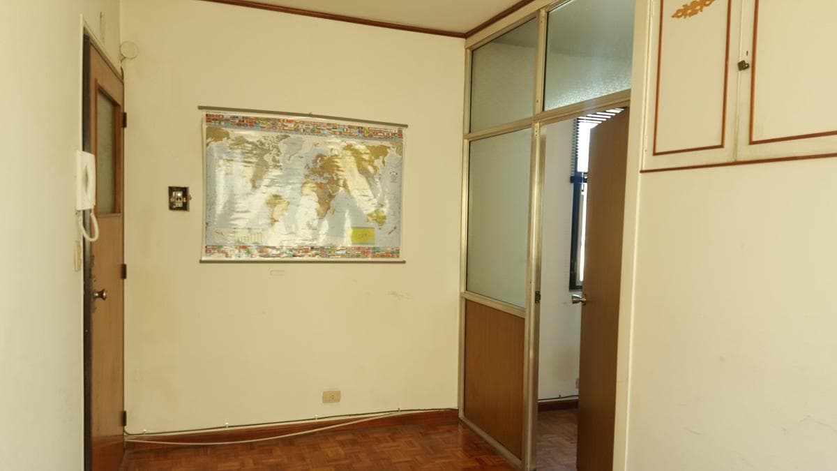 BRIGHT, UPPER-FLOOR OFFICE FOR SALE - SAN NICOLÁS - READY TO USE - SCHOOL OF ECONOMIC SCIENCES