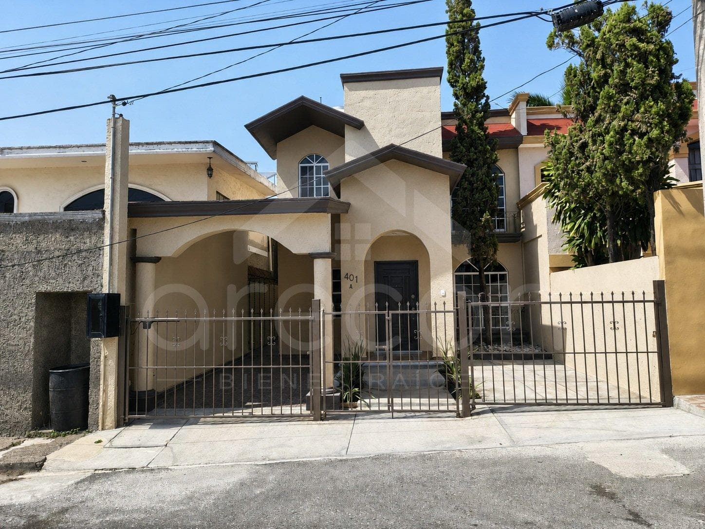 House in Col, Petrolera, Half a Block from Plaza Petrolera