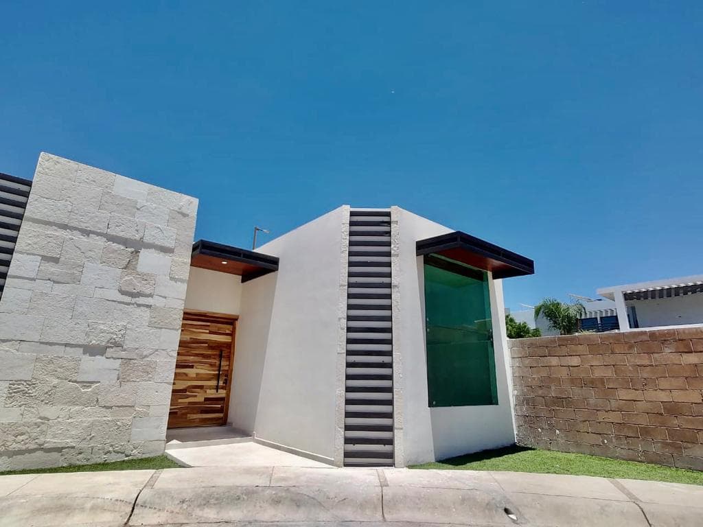 Single-Story House for Sale in Los Santos Residencial