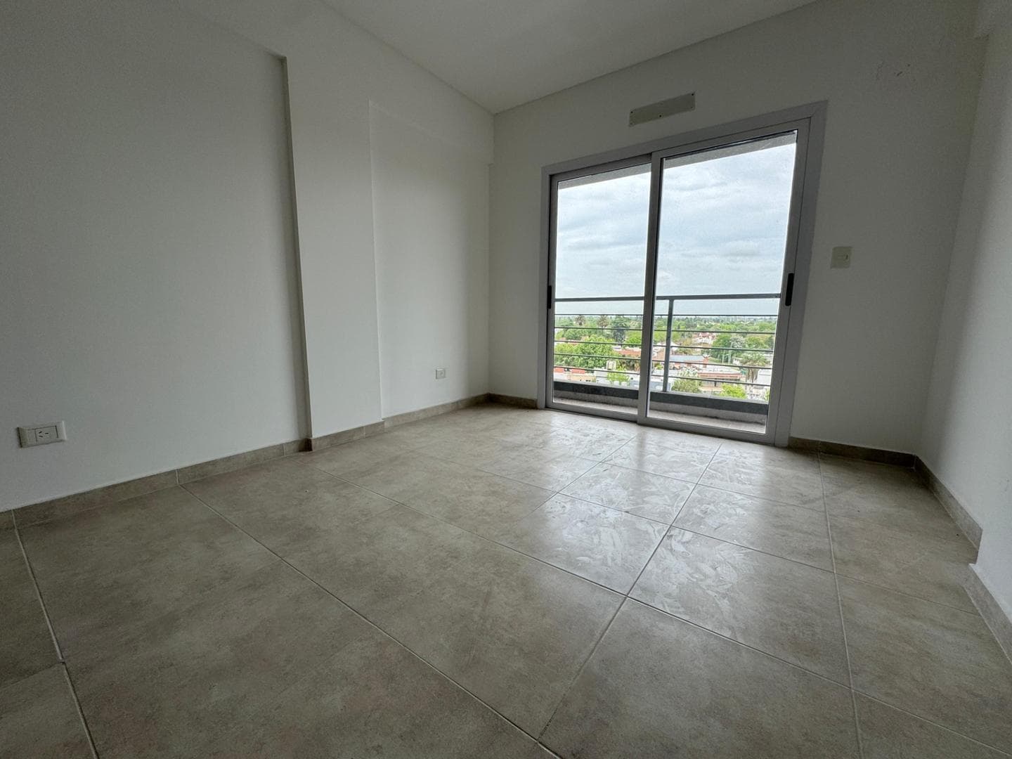 Departamento MONOAMBIENTE CON BALCÓN Y COCHERA EN TORRES VISAGE, ITUZAINGÓ SUR! APTO PROFESIONAL