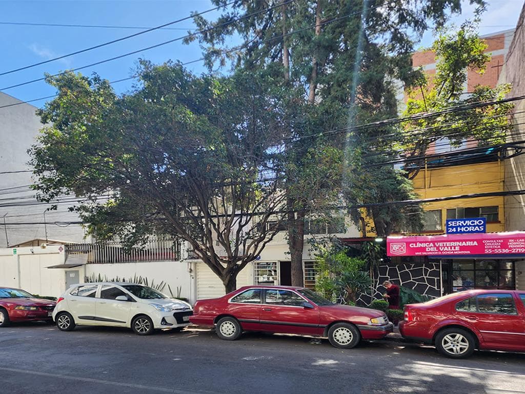 House for Sale in Del Valle Norte with Commercial Zoning