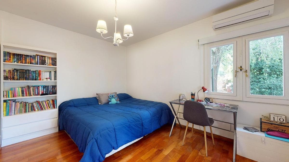 House for sale in Gonnet: 485 between 20th and 21st. Lot size: 30 x 60. 370 m² of floor space. Excellent condition. Pool
