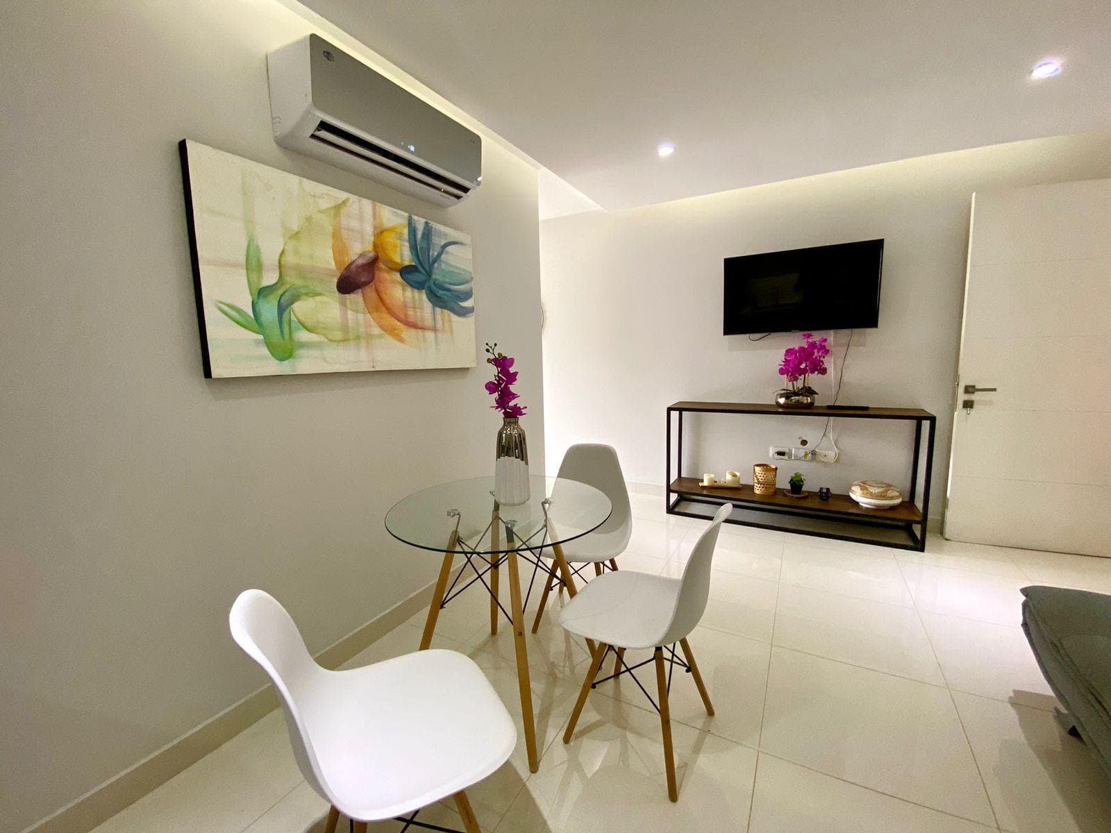 FURNISHED 1-BEDROOM APARTMENT 2 BLOCKS FROM THE BEACH