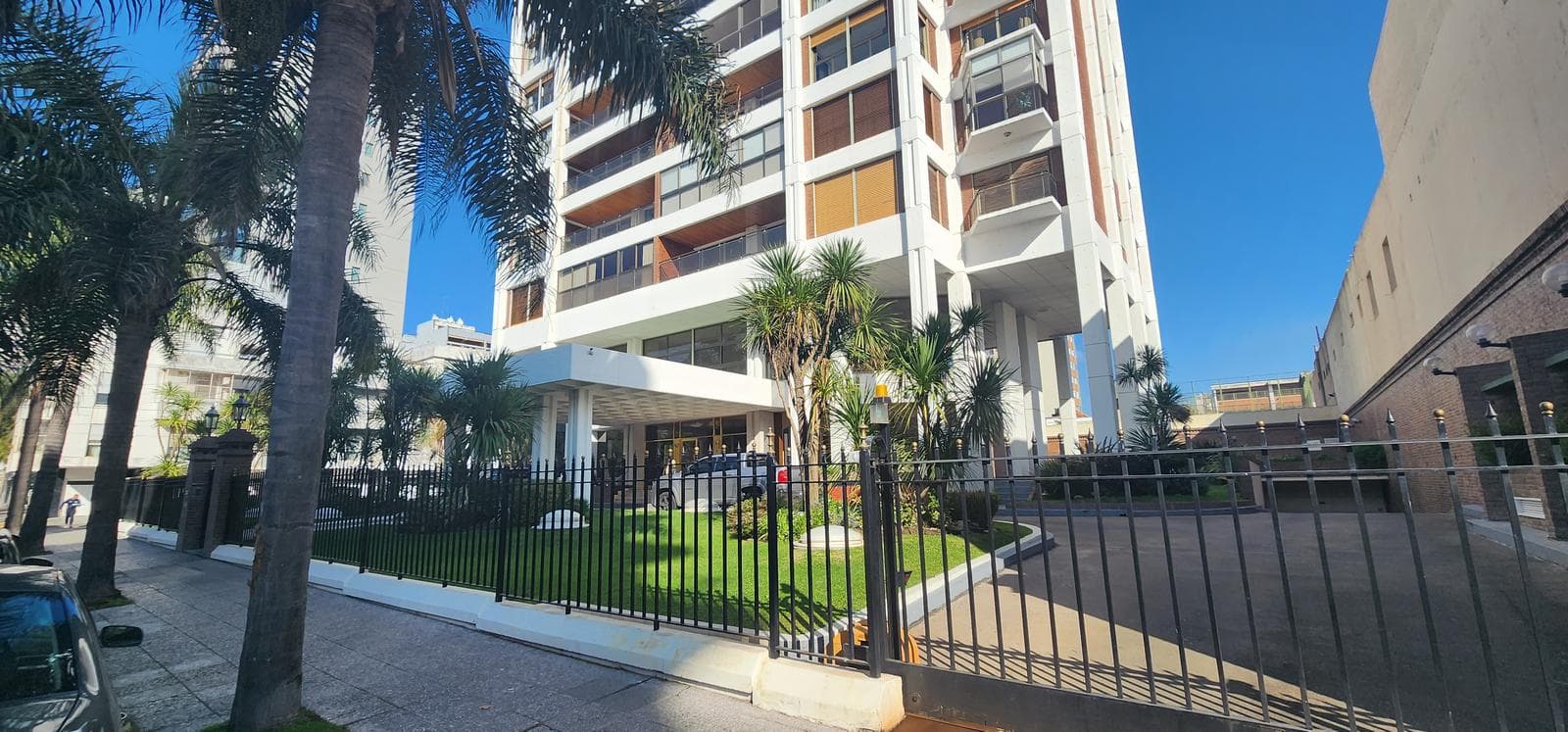VENTA DE DPTO EN SEMIPISO DE 5 AMBIENTES CON 2 COCHERAS Y BAULERA - QUILMES CENTRO
