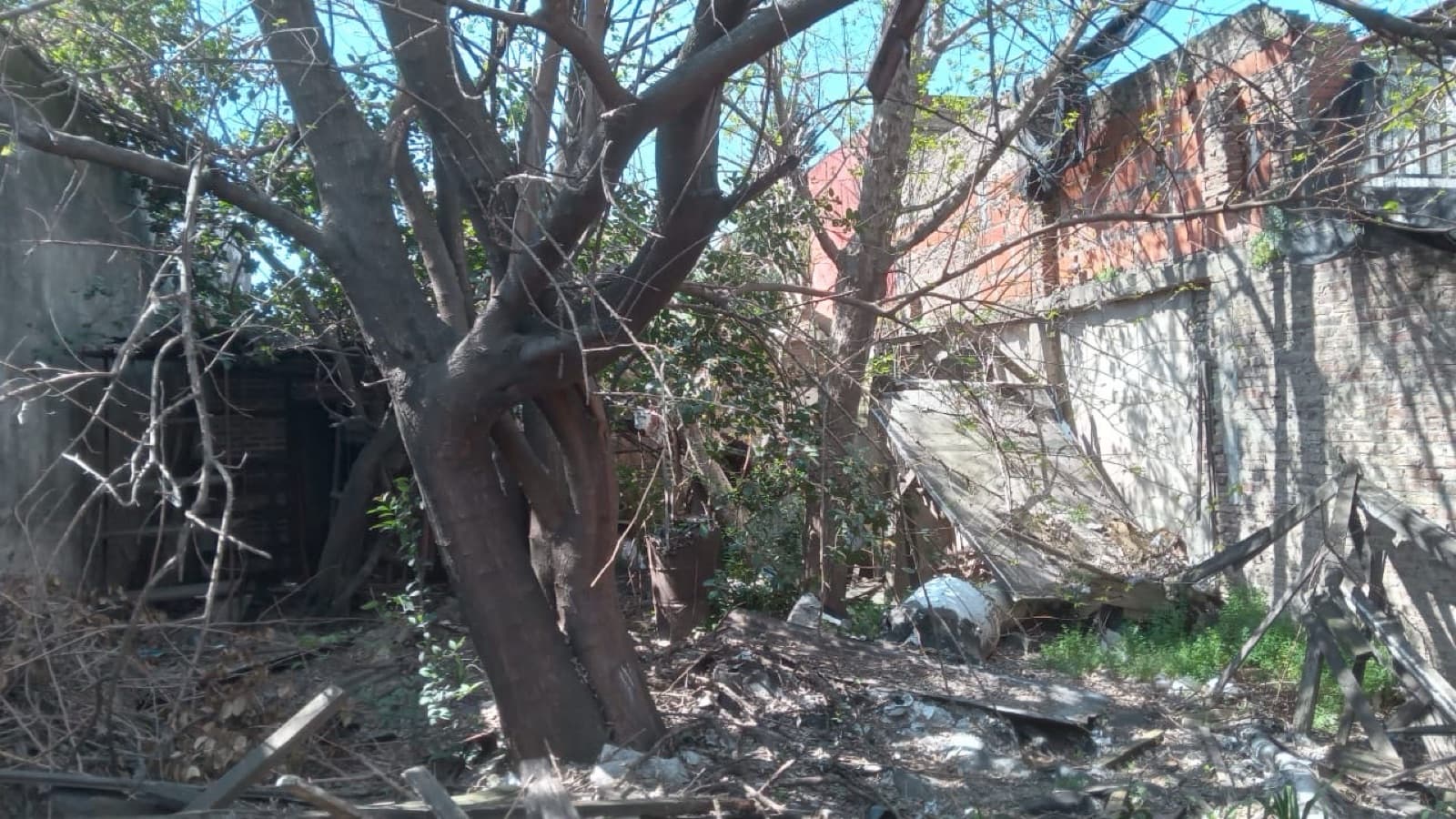 House with its own lot—a great opportunity in Aldo Bonzi to renovate