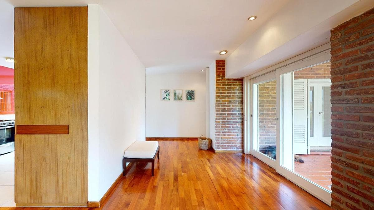House for sale in Gonnet: 485 between 20th and 21st. Lot size: 30 x 60. 370 m² of floor space. Excellent condition. Pool