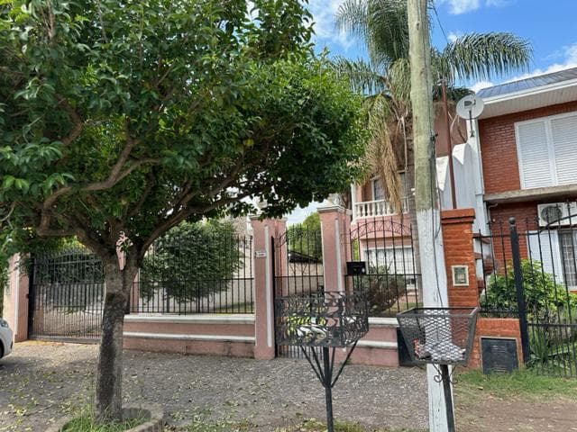 Two-story house for sale in G. Catan