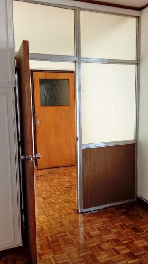 BRIGHT, UPPER-FLOOR OFFICE FOR SALE - SAN NICOLÁS - READY TO USE - SCHOOL OF ECONOMIC SCIENCES
