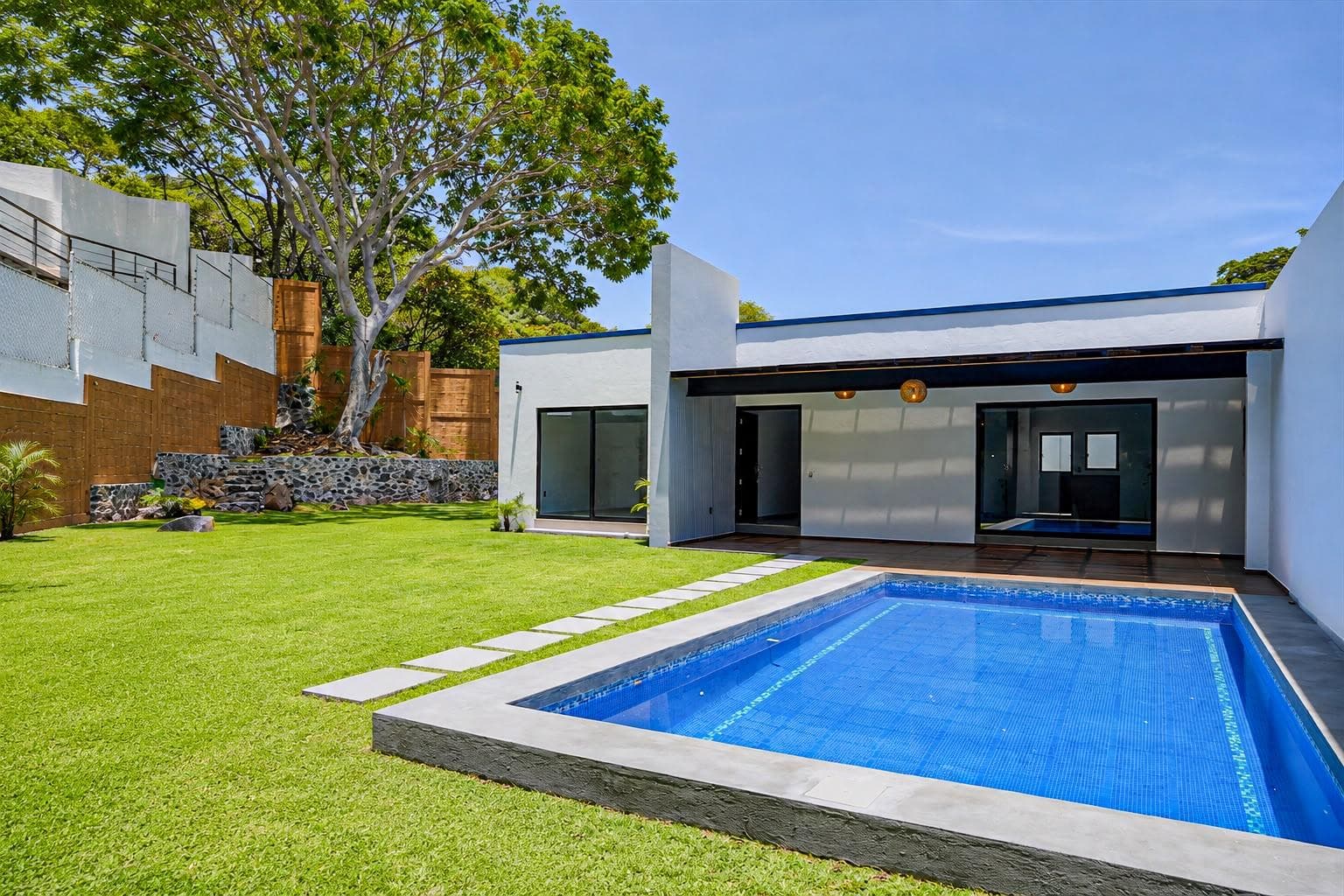 Single-Story House for Sale with a Pool and Spacious Yard in Burgos Bugambilas