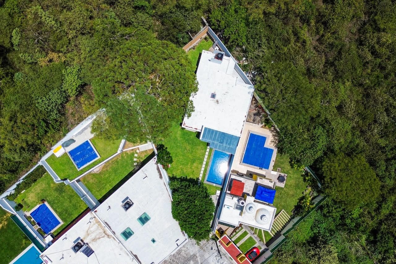 Single-Story House for Sale with a Pool and Spacious Yard in Burgos Bugambilas