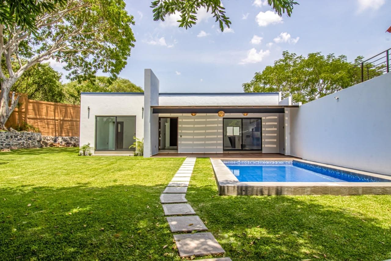 Single-Story House for Sale with a Pool and Spacious Yard in Burgos Bugambilas