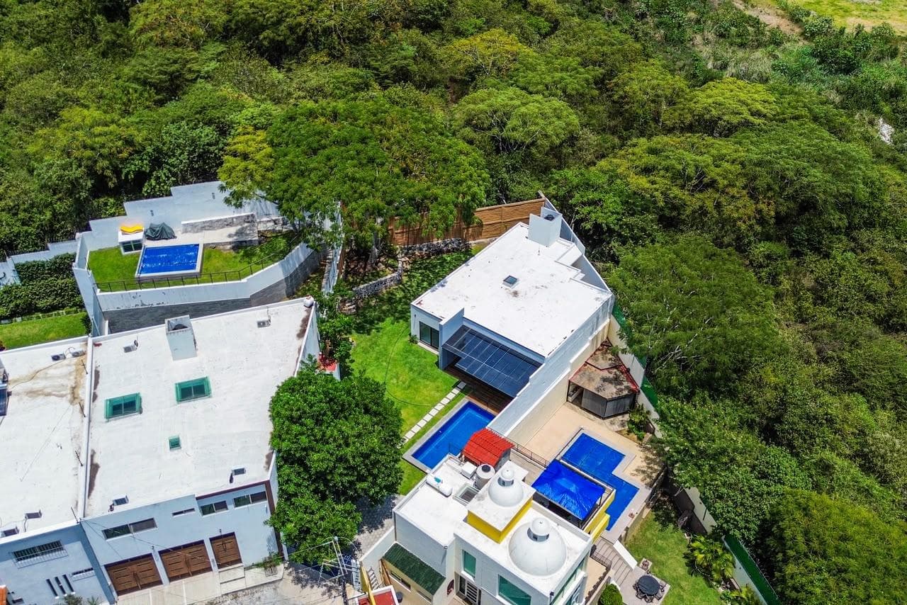 Single-Story House for Sale with a Pool and Spacious Yard in Burgos Bugambilas
